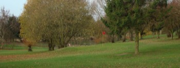  1 - Par 3 - 94 m : Jouez plutôt à droite vers le sapin, droit devant, attention aux arbres du practice à gauche et au petit bois à droite. 