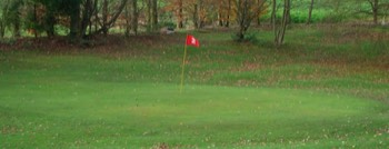  3 - Par 3 - 85 m  Le green est surélevé. Etang en contre bas. Le bunkers est visible à gauche, celui de droite est invisible. 