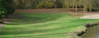  6 - Par 3 - 63 m  Peu de distance,  route à gauche,  étang et bunkers du trou 10 